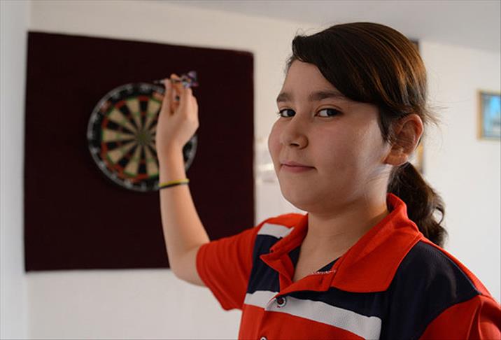 Ağabeyleriyle ''dart'' atıyor