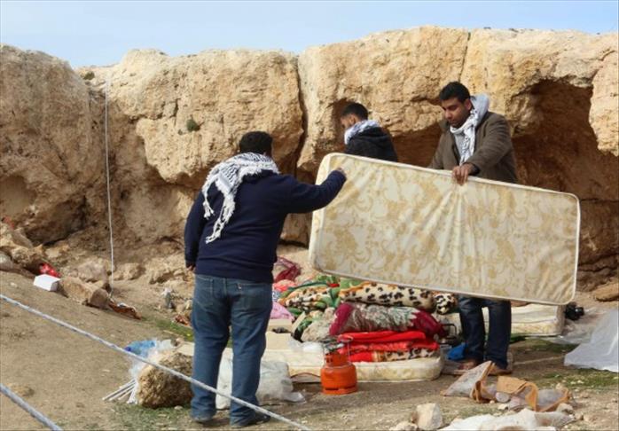 Removal of Palestinian protestors' tents