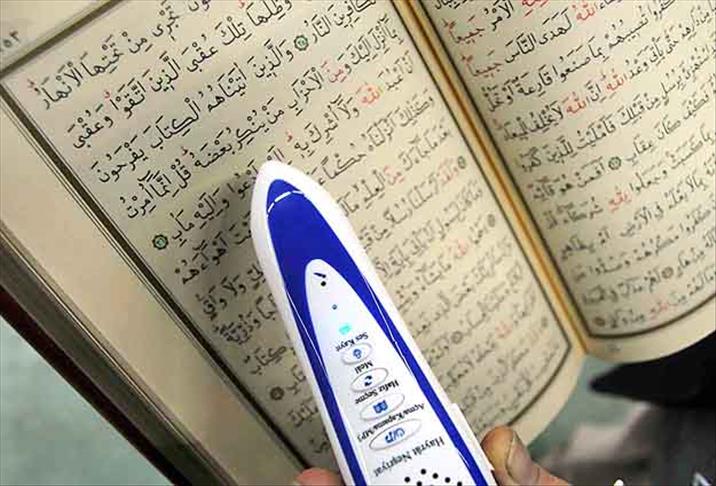 Kur'an okuyan hafız kalem