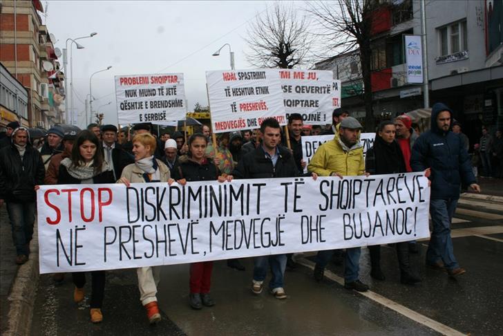 Kosovo: Protesti protiv uklanjanja spomenika u Preševu