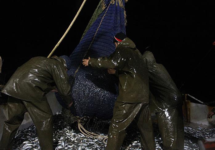 Prevrnuo se ruski ribarski brod, potraga za 20 članova posade