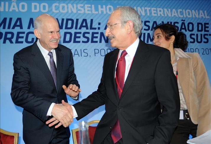 Papandreou shows "Turkish-Greek friendship" as model to world socialists