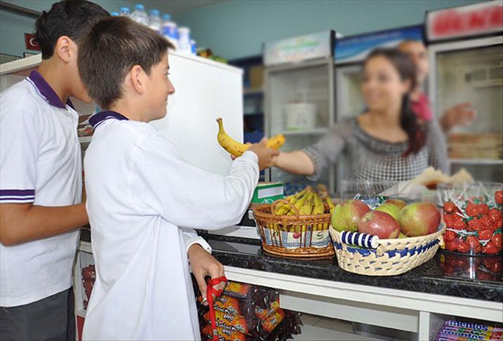 Okul kantini personeline makyaj yasağı