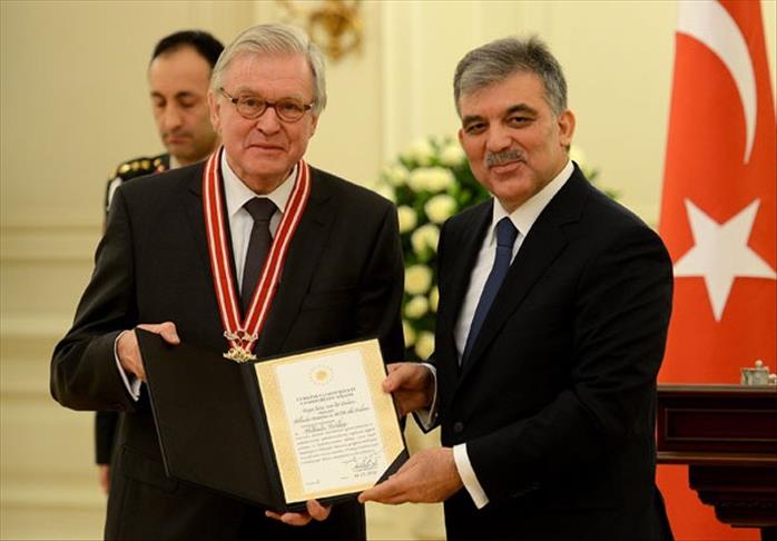 Dutch senator decorated with Turkish order of republic medal