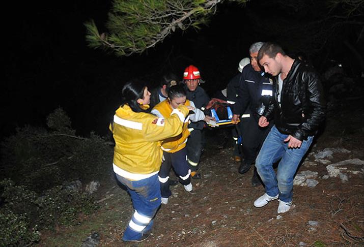 Uçuruma devrilen otomobilden polisi aradı