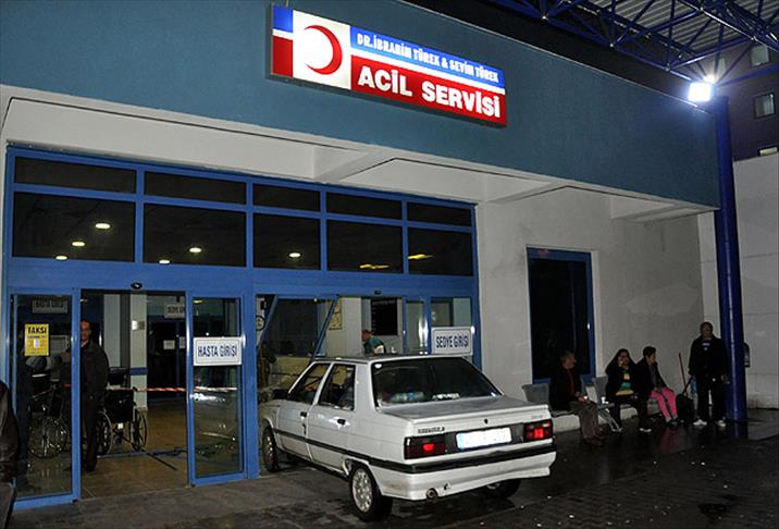 Doktora kızıp otomobille acile girdi