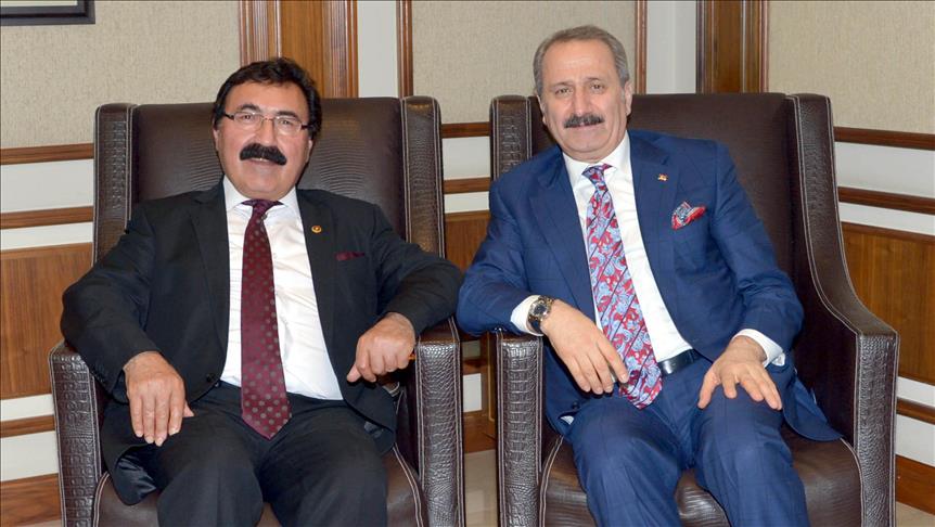 Türk bayrağını göndere çektirdi