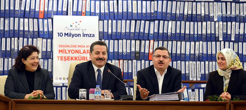 Kıyafet özgürlüğüne 12 milyon imza
