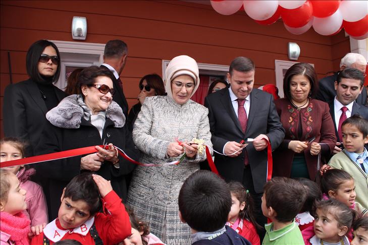 Annesinin adı verilen okulun açılışını yaptı