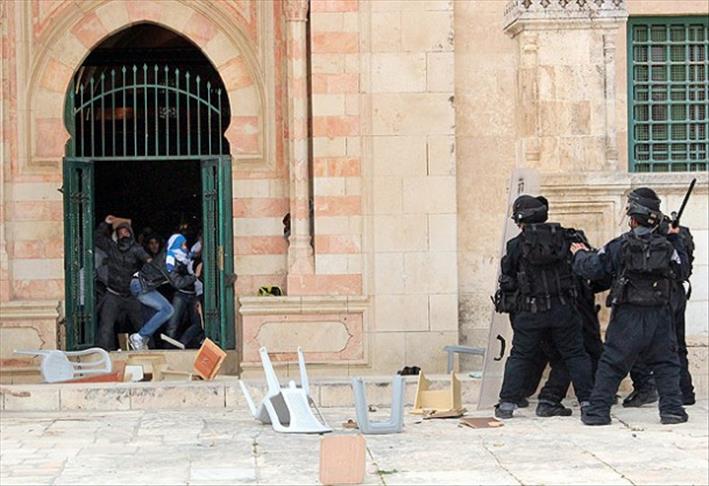 Israeli soldiers raid Al Masjid Al Aqsa