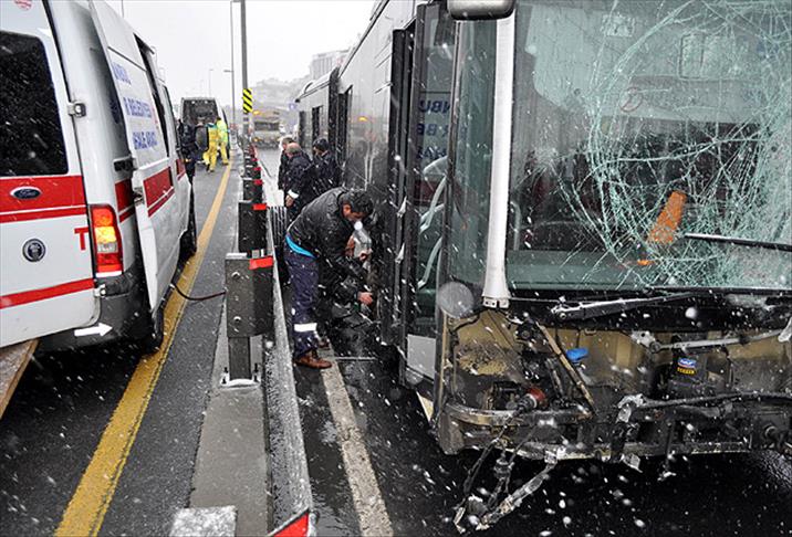 Tır metrobüs yoluna girdi