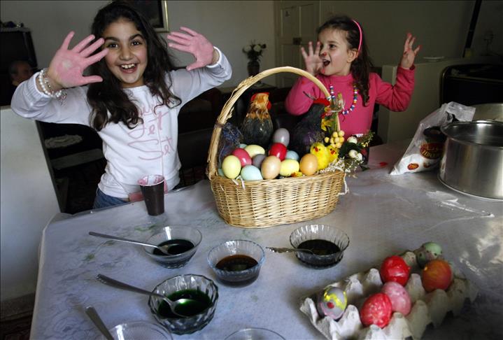 بـ "البيض الملون" و"المعمول".. مسيحيو ومسلمو لبنان يستعدون لعيد الفصح