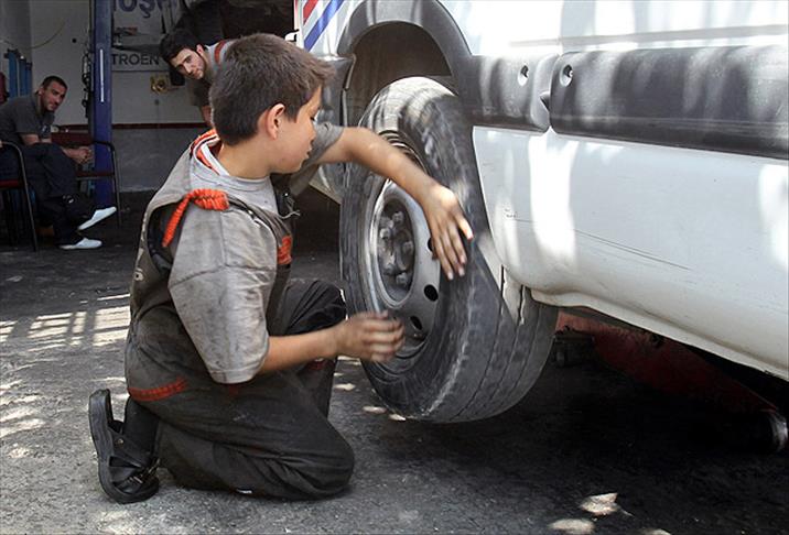 893 bin çocuk çalışıyor