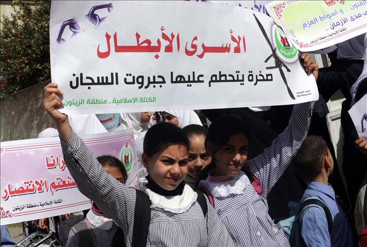 17 قياديًا بحماس يعلقون إضرابًا عن الطعام بسجون إسرائيل