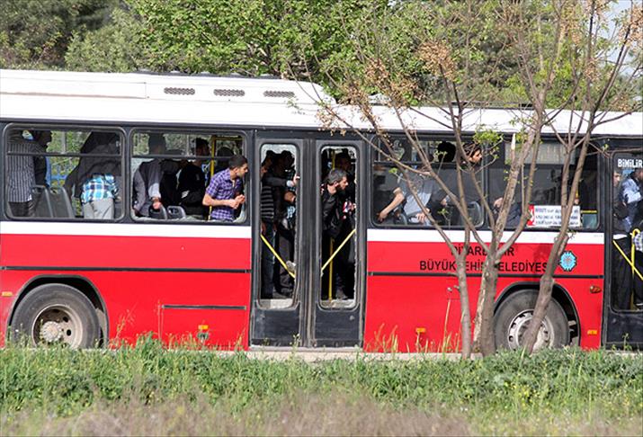 Öğrenciler çatıştı, otobüslerin camları kırıldı