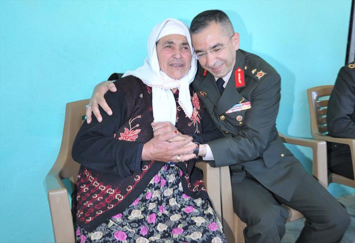 Komutanlardan şehit annesine ziyaret