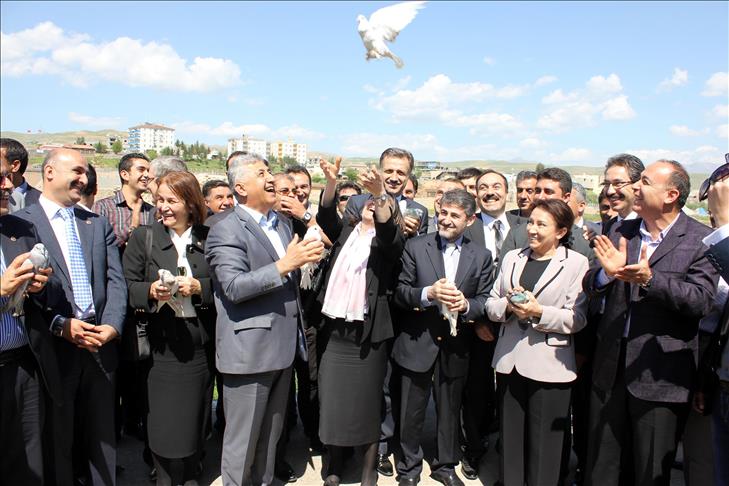 Barış için güvercin uçurdular