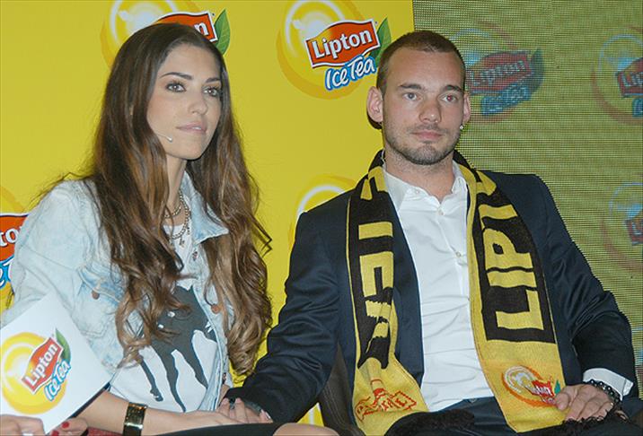 Sneijder Türkiye'ye alışıyor