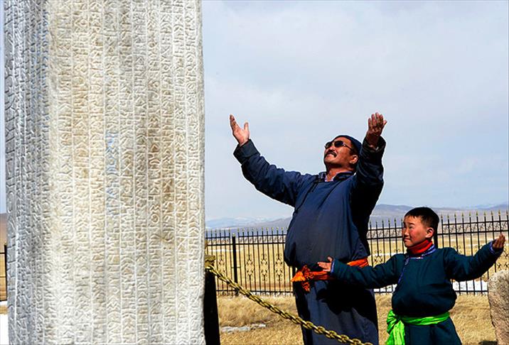 Tonyukuk Anıtları, Moğol bekçi Cau ile torununa emanet