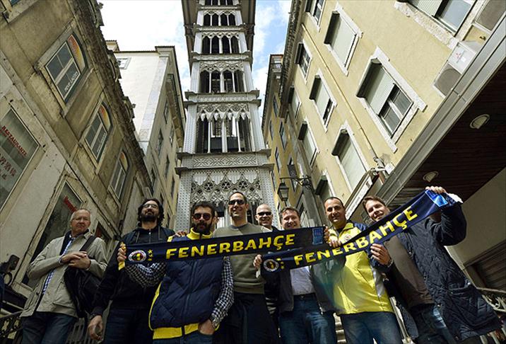 Lizbon sokakları sarı-laciverte büründü