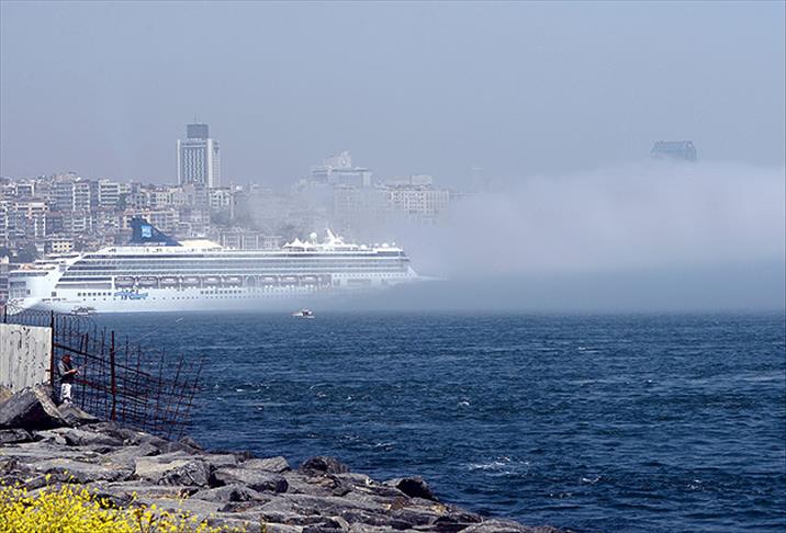 Yoğun siste İstanbul Boğazı'nda kaza
