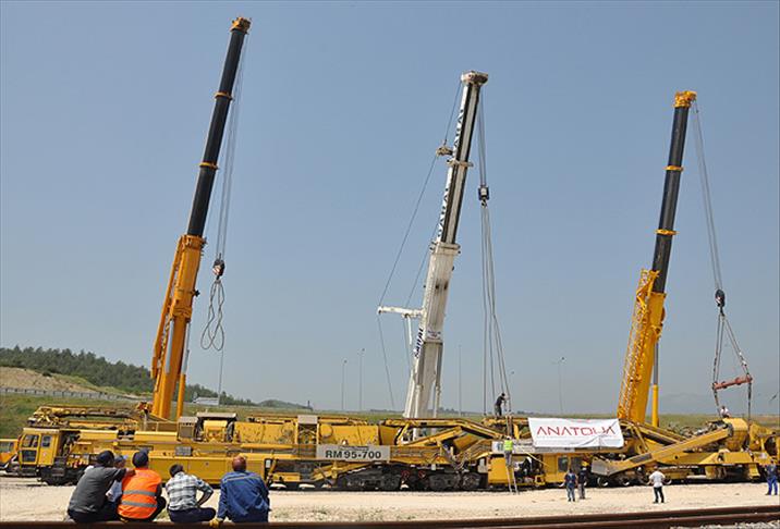 48 metrelik demiryolu aracı ekipleri seferber etti