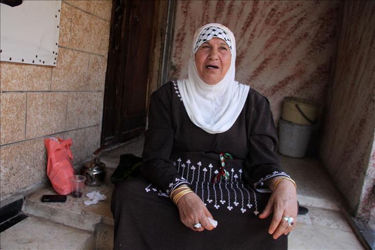 على حجر من قريتها المهجرة تعيش لاجئة فلسطينية (صور + فيديو)