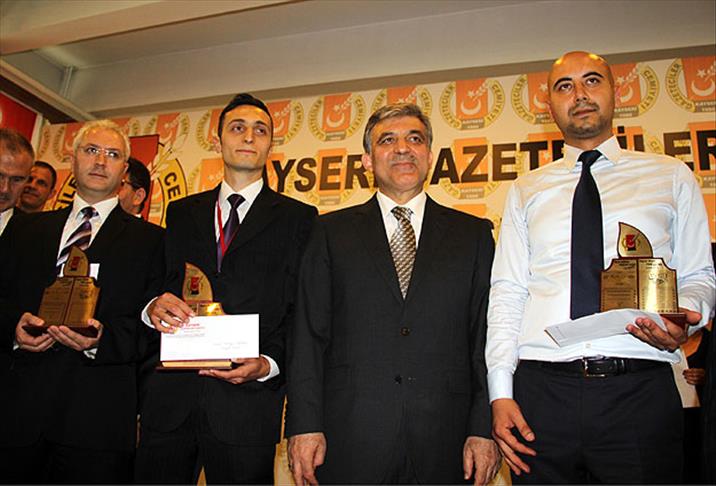 AA muhabirleri ödüllerini Cumhurbaşkanı Gül'den aldı