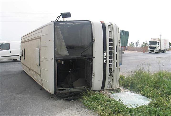 İşçi servisi devrildi: 5 yaralı