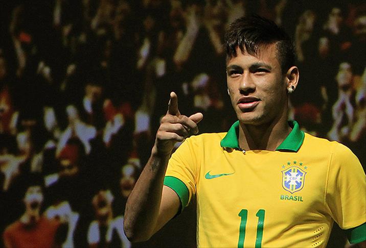 Neymar imzayı atıyor