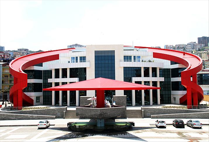 Türk bayrağı şeklindeki bina hizmete açıldı