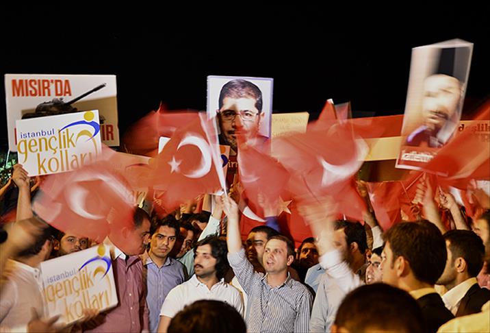 İstanbul ve Ankara'da Mursi'ye destek gösterileri