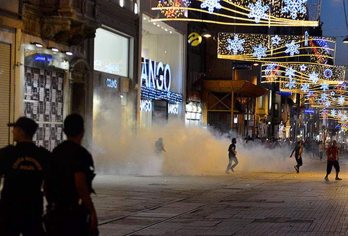 Taksim'de dağılmayan gruba polis müdahale etti