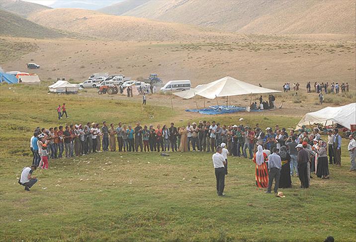 دوای ٢١ ساڵ ھەکارییەکان چوونە کوێستان و زەماوەندیان گێڕا