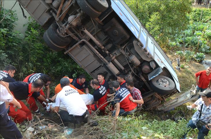 Zonguldak'ta halk otobüsü devrildi