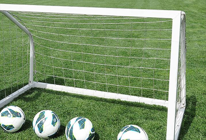 Üzerine kale direği devrilen futbolcu hayatını kaybetti