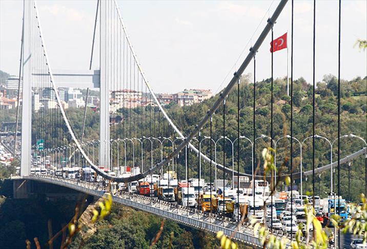Kamyonculardan FSM Köprüsü'nde eylem
