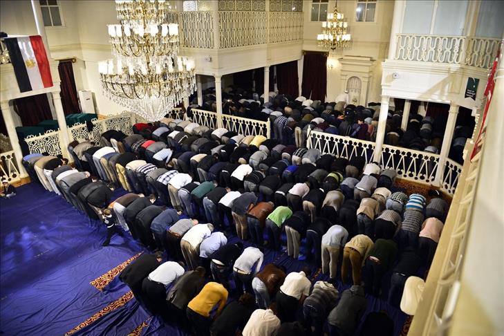 Thousands in Turkey pray for pro-democracy Egyptians