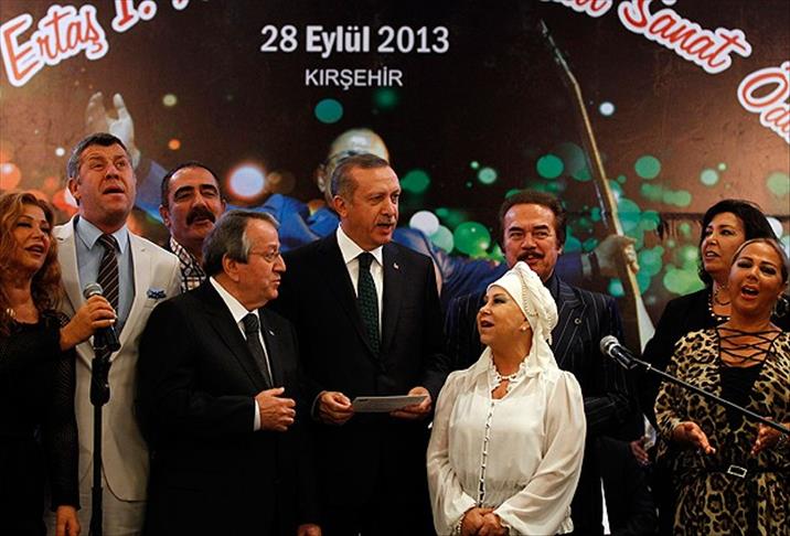 Эрдоган исполнил песню в память о Нешете Эрташе