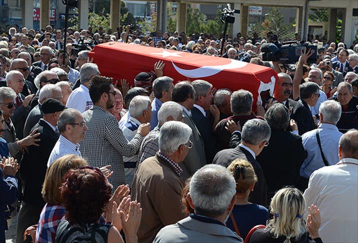 Yazar Turgut Özakman toprağa verildi