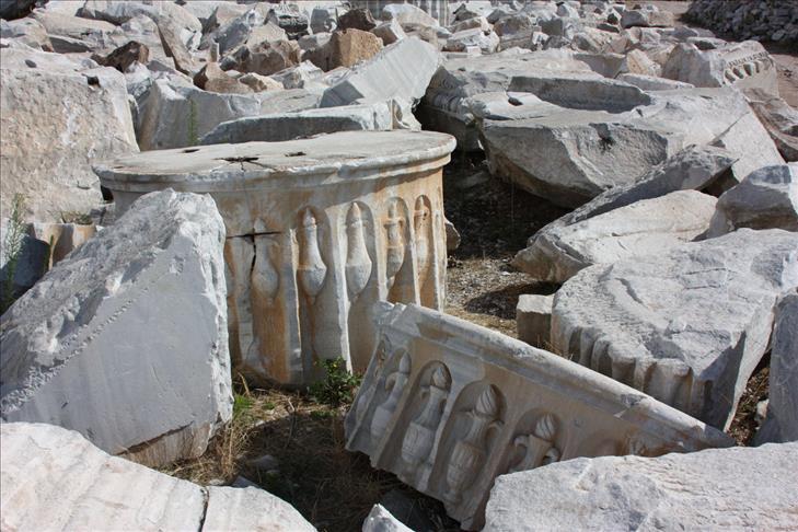 'Largest Corinthian capital' unearthed in Turkey