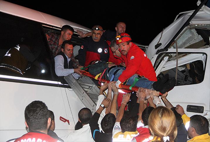 Yolcu otobüsü ile tır çarpıştı: 2 ölü 35 yaralı