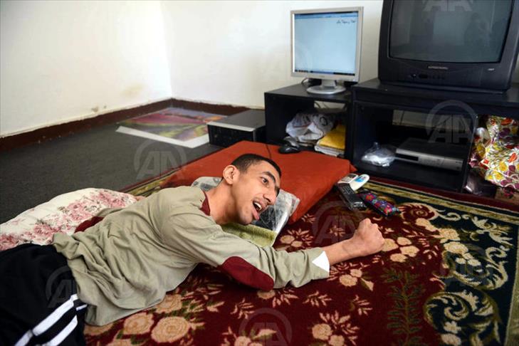Defying disability: Egyptian makes art with nose