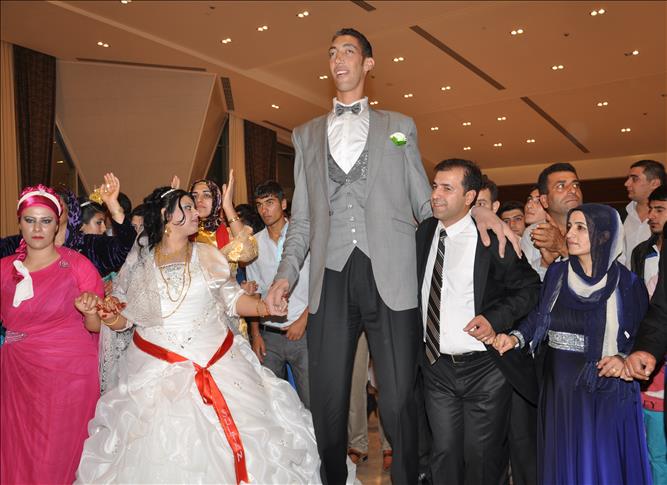 أطول رجل في العالم يدخل القفص الذهبي