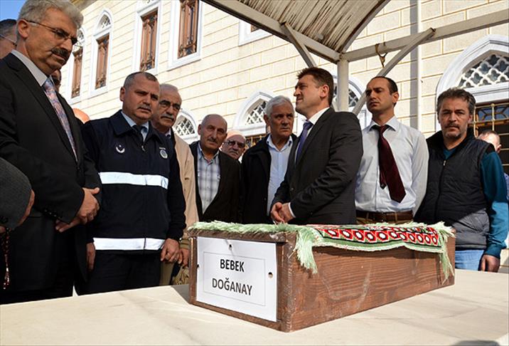 Annesi yalnız bıraktığı için ölen bebek toprağa verildi