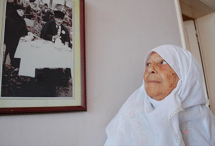 Atatürk'e çiçek verdiği anı unutamıyor