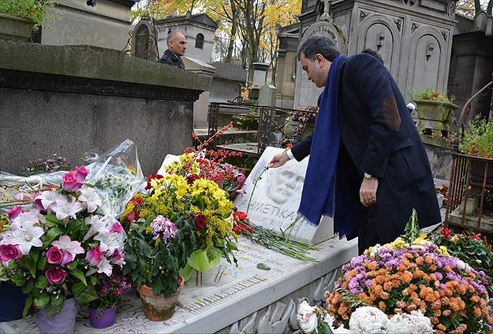 Turkey’s Culture Minister visits Ahmet Kaya and Yilmaz Guney’s graves in Paris