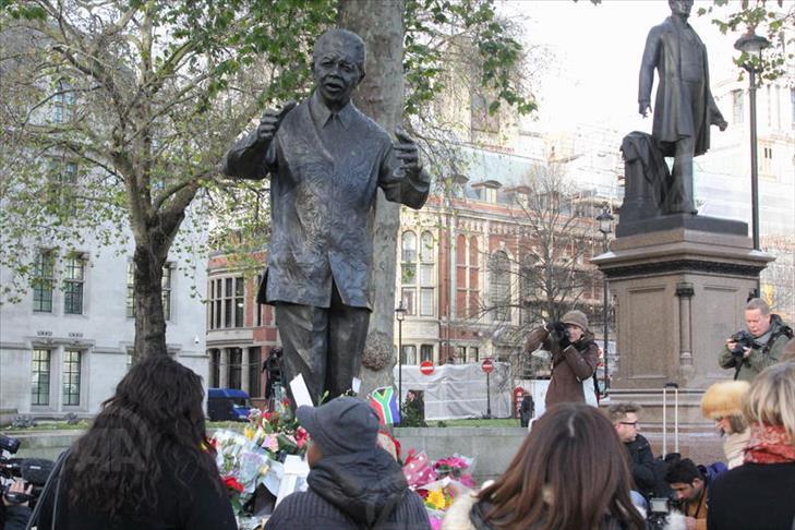 Flowers laid at Mandela statue in London