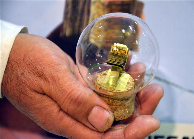 تركي يكتب أصغر نسخة من القرآن الكريم