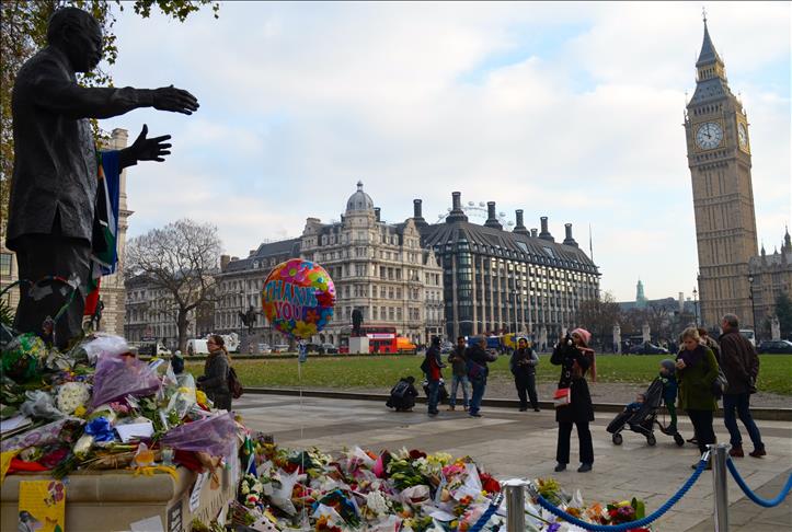 People pay tribute to Mandela in London